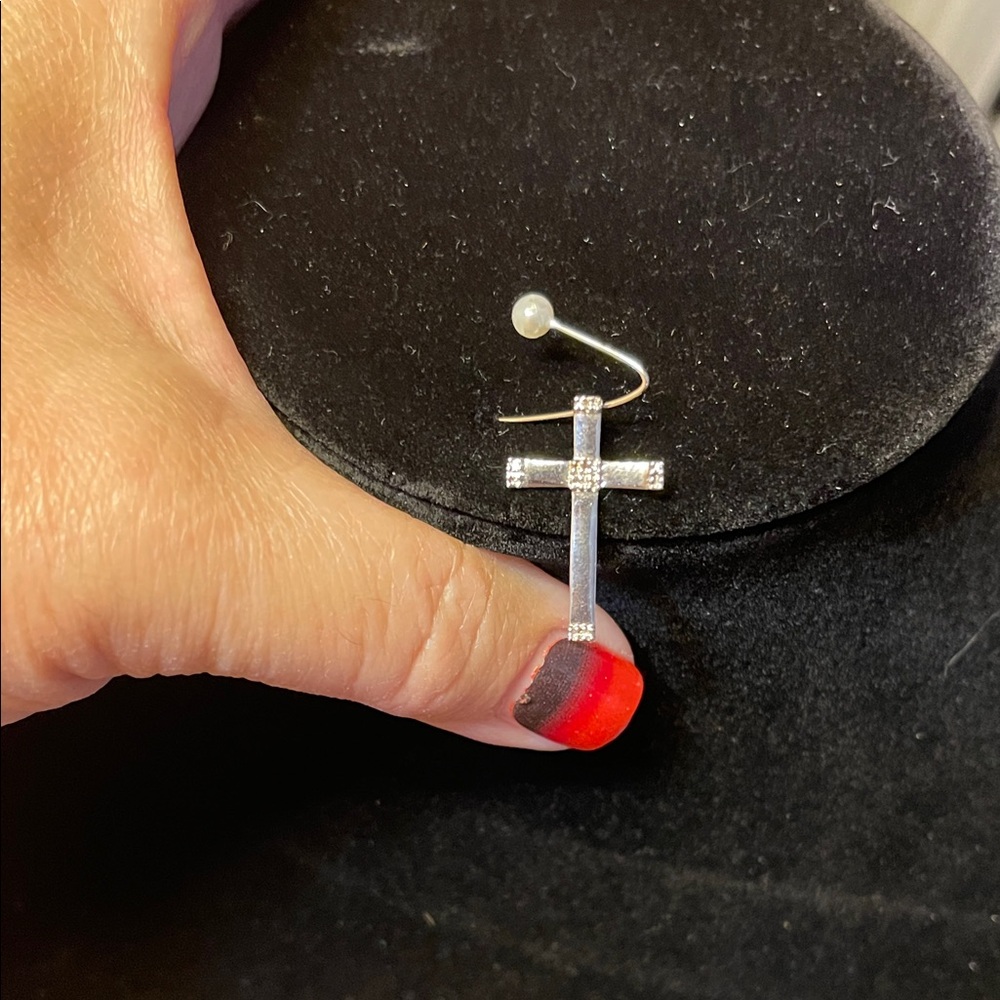 Sterling silver (925) cross pendant. Looks great on any silver chain.
